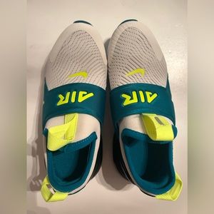 Brand new never been worn 13.5 kids Nike Air Max sneakers